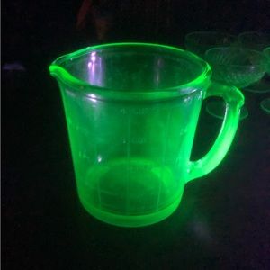1930’s Hazel-Atlas uranium depression glass quart measuring cup.